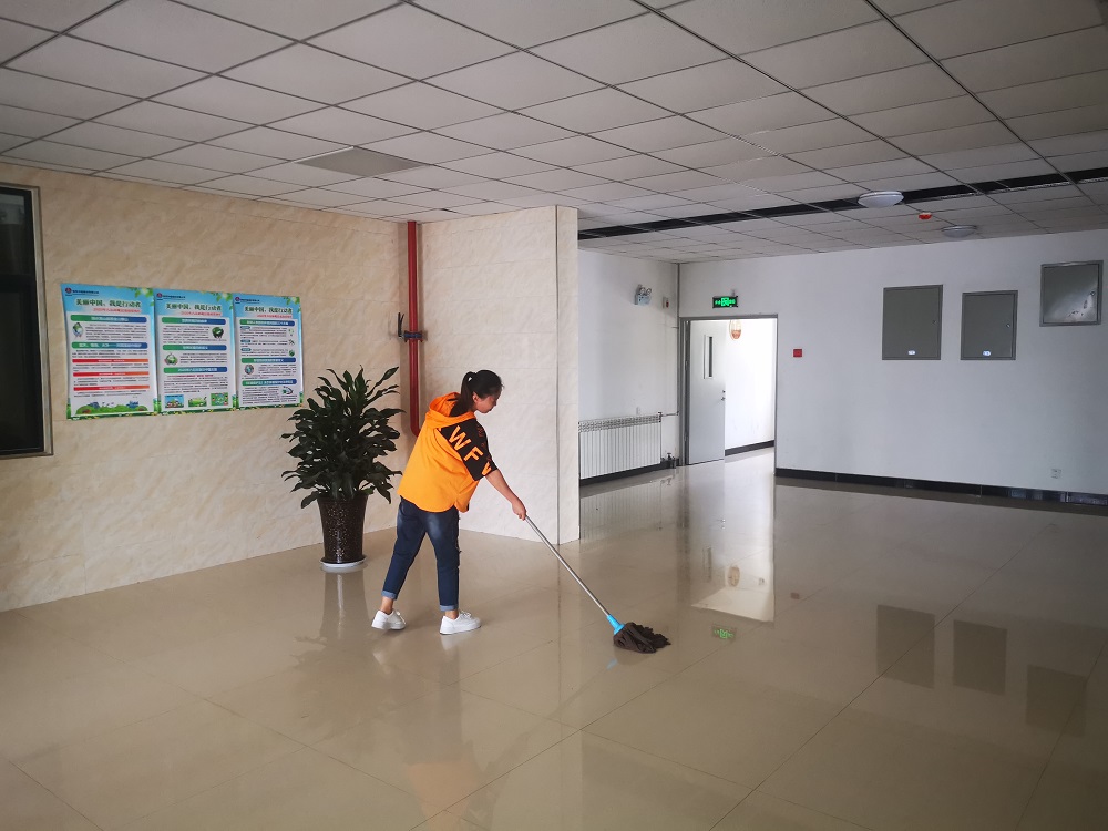 保洁怨佚在排除地面.jpg