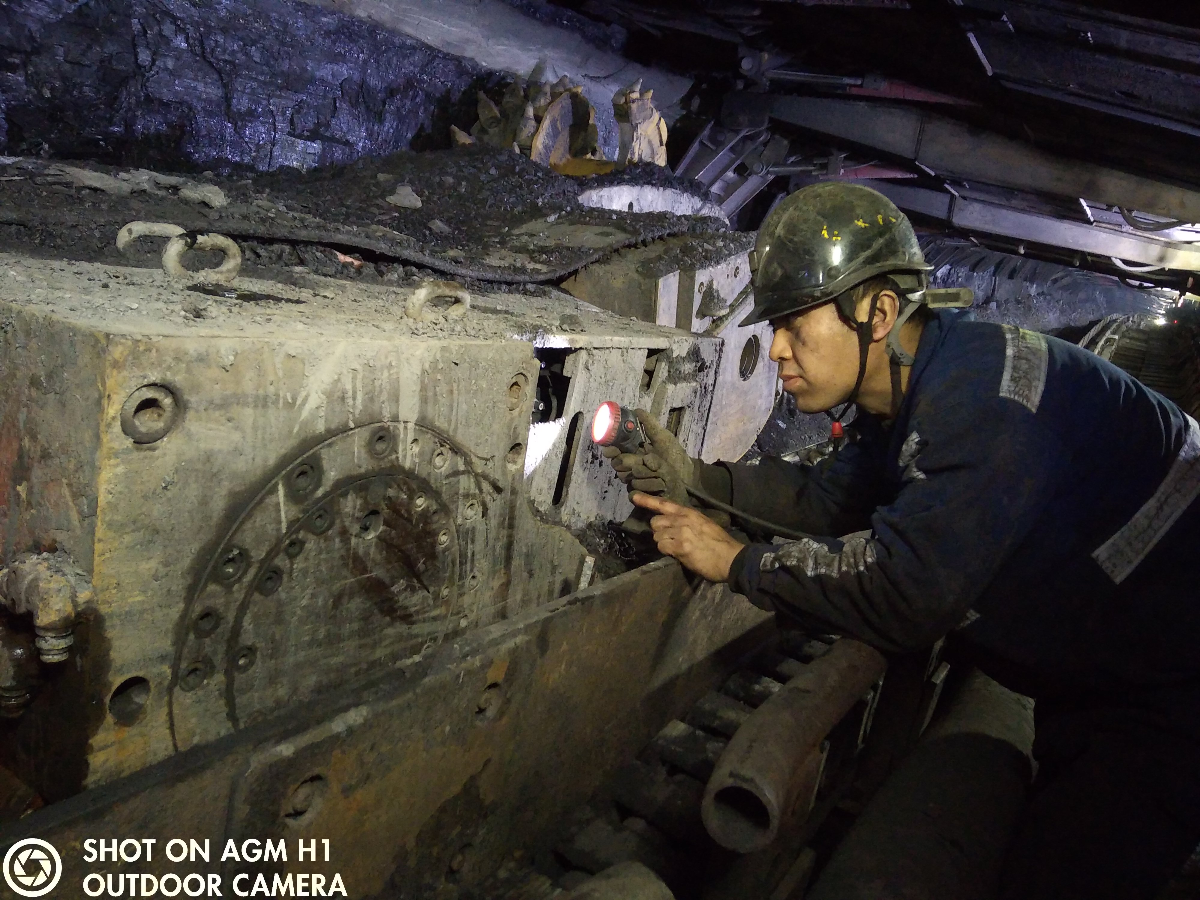 0点20分，煤机检建工武艳龙查抄煤机油脂    张锋摄.jpg