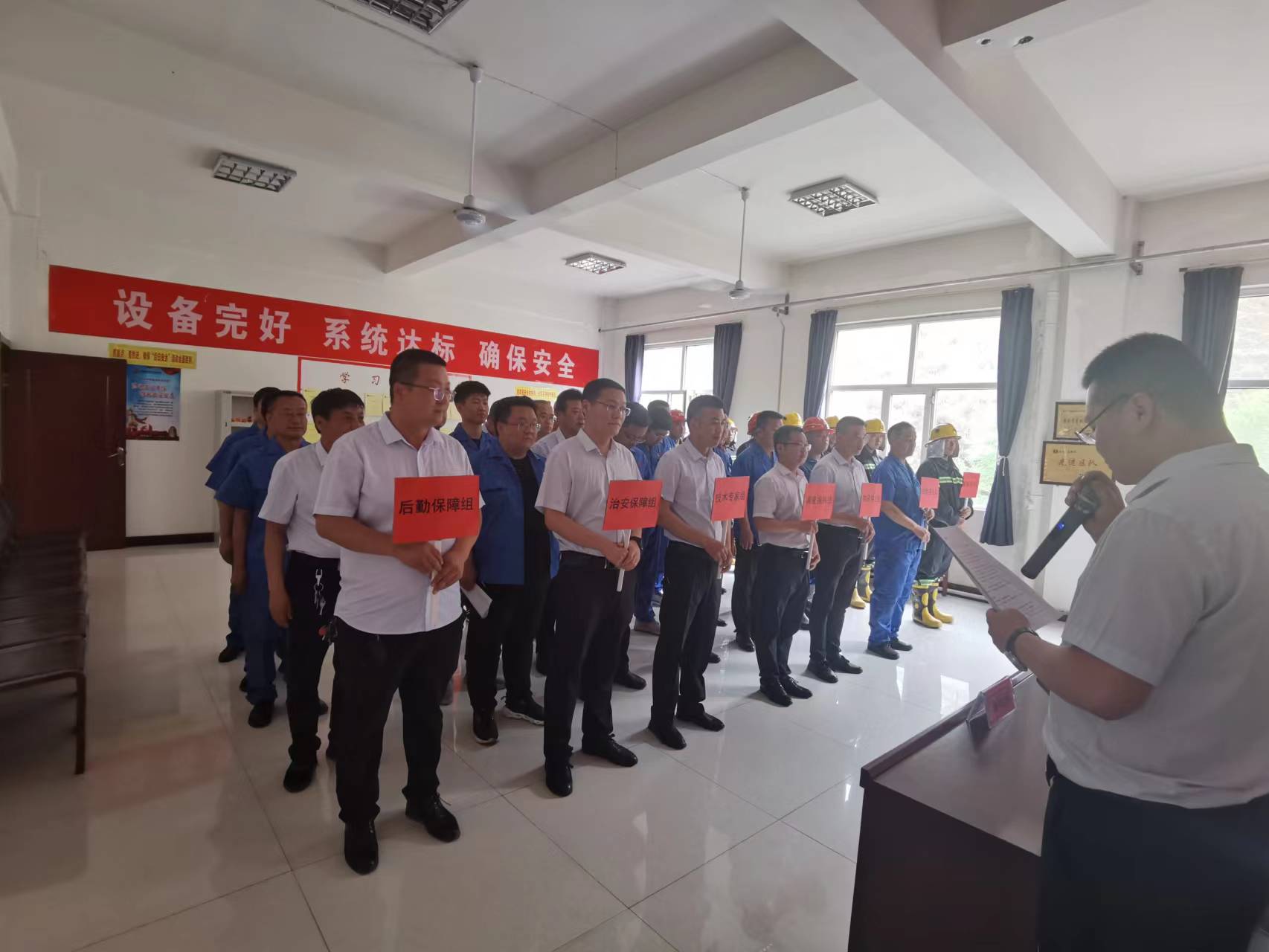 应急队员集结待命  南渭平摄.jpg