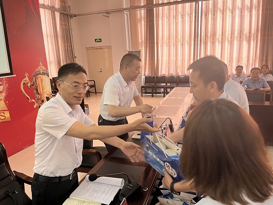 工会辅导发放慰问品  曹伟伟摄.jpg