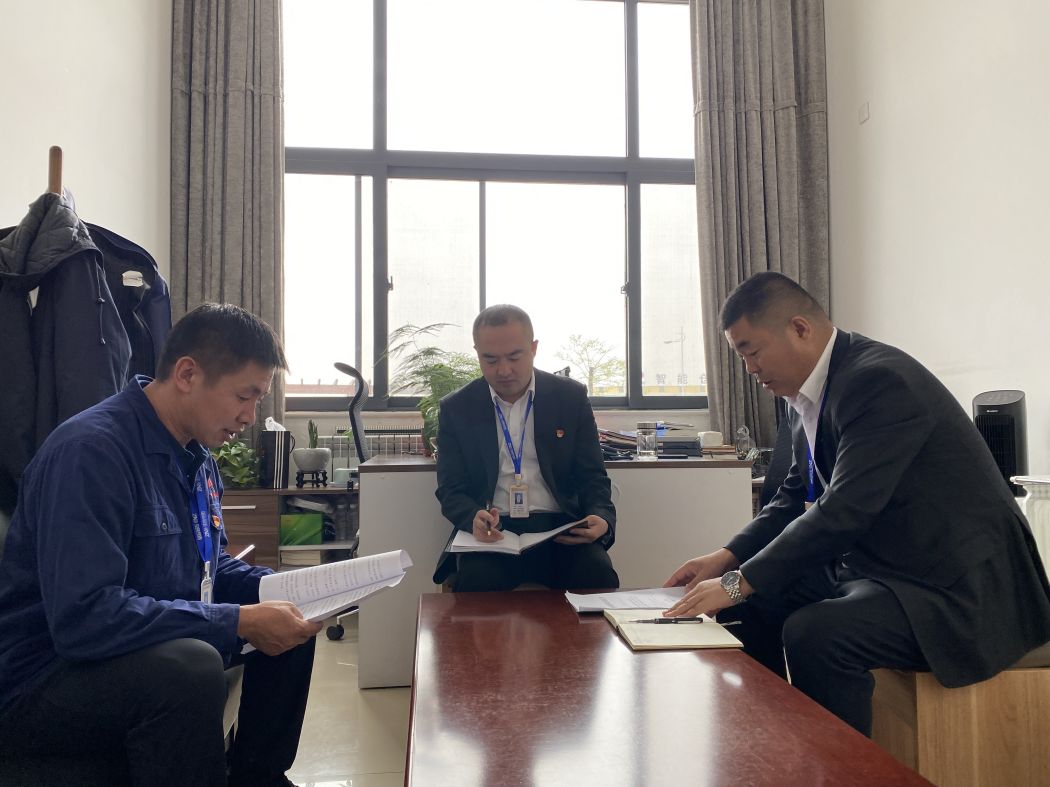 辅助运输队党支部在召开支委会  王宇宵摄.jpg