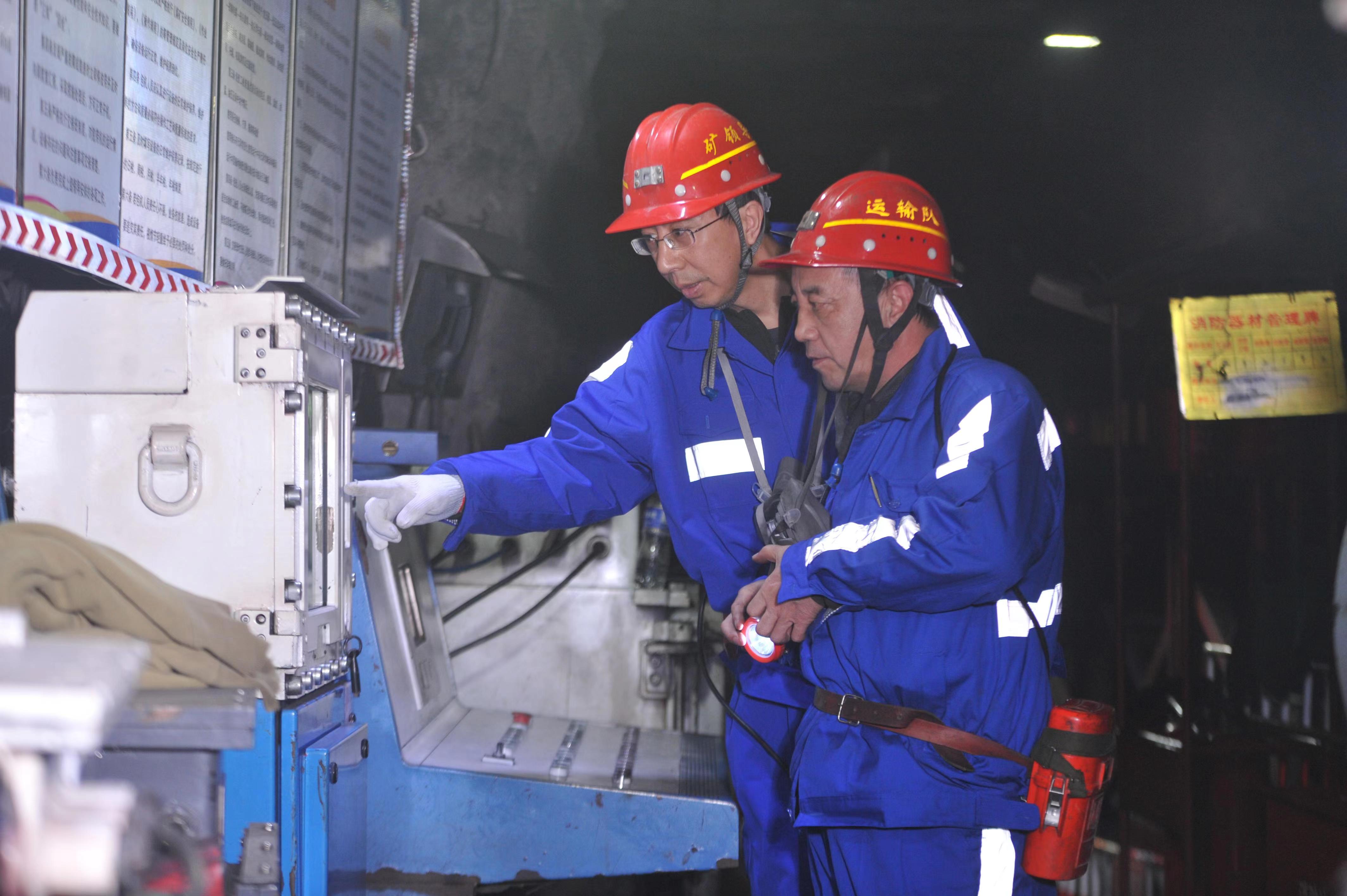 矿辅导现场带班  李国辉摄.jpg
