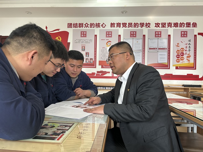 支部书记解说“清廉w66集团” 王宇宵摄.jpg